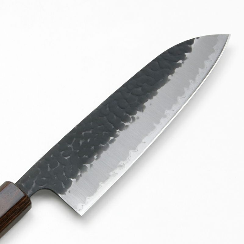 和三徳包丁 両刃 165mm 青紙スーパー 割込み 黒打ち槌目模様 ケヤキ柄 刃先